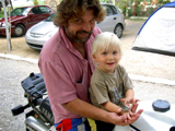 Felix liebt das Motorradfahren mit Papa